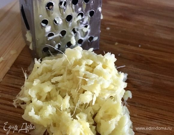 Также нам понадобится сок свежего имбиря. Для этого небольшой кусочек почистить и натереть на терке столько, чтобы получилась чайная ложка с горкой. И выжать сок прямо в кастрюльку к луку, чесноку и специям. Жмых выкинуть.