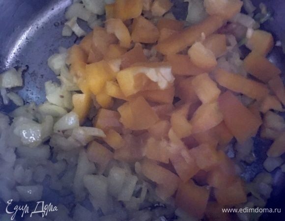 Когда лук и чеснок станут мягкими, добавить в кастрюльку нарезанный небольшим кубиком болгарский перец. Перемешать. Тушить минуты три.