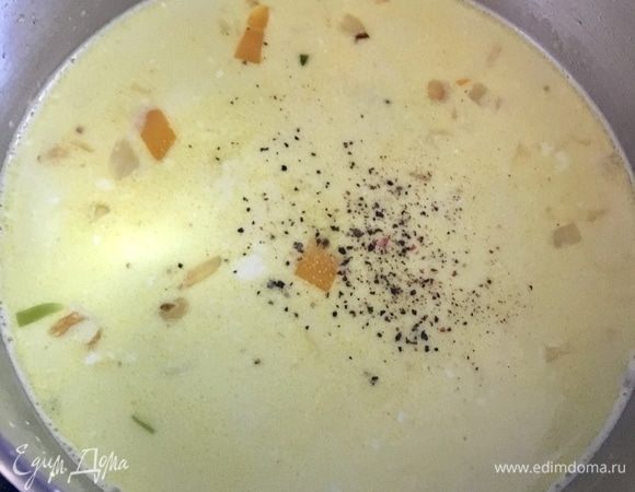 Посолить и поперчить по вкусу. Если любите острое, добавьте острого перца или перца чили. Будет пряно и остро одновременно, что и предполагает тайская кухня. Я острый перец не добавляла, так как готовила для ребенка. Довести суп до кипения.