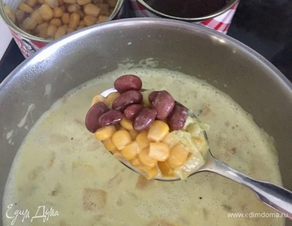 Добавляем в суп кукурузу и фасоль. Я добавила по половине каждой баночки. Но густоту можно регулировать под свой вкус. Варим еще три минуты.