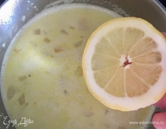 Следом после кукурузы и фасоли выжать немного лимонного сока в суп.