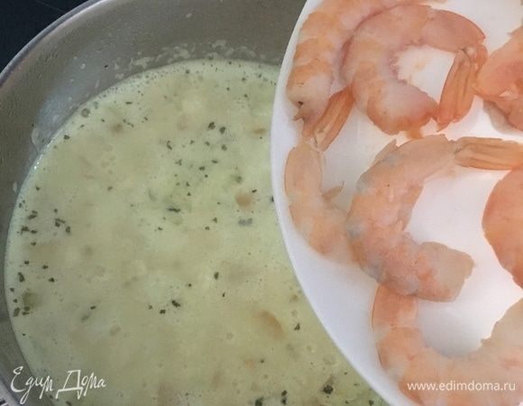 В самый последний момент добавить креветки. Они уже вареные, необходимо их только прогреть в супе и затем выключить. Все готово! Дать супчику настояться под крышкой 15–20 мин, пока домашние собираются за стол.