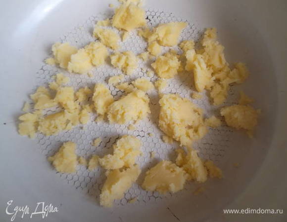 В форму или сковороду на дно положить масло.