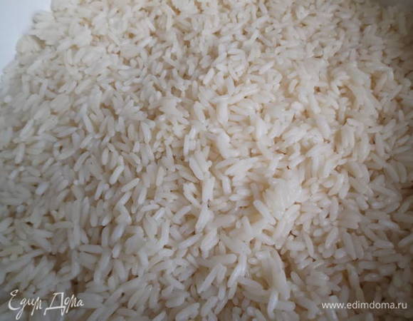 Рис отварить в подсоленной воде до полуготовности и положить на масло.