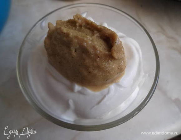 В стакан сметаны добавить 1 ч. л. горчицы и перемешать.