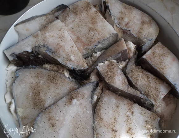 Сверху выложить куски рыбы. Посолить и поперчить.