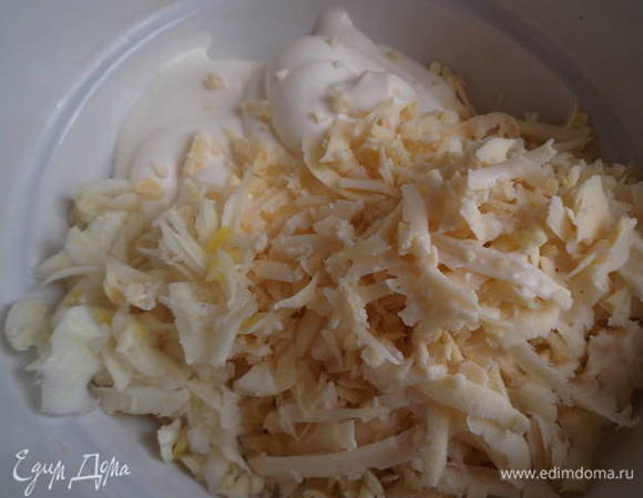 Натереть сыр и чеснок на терке и смешать с майонезом.