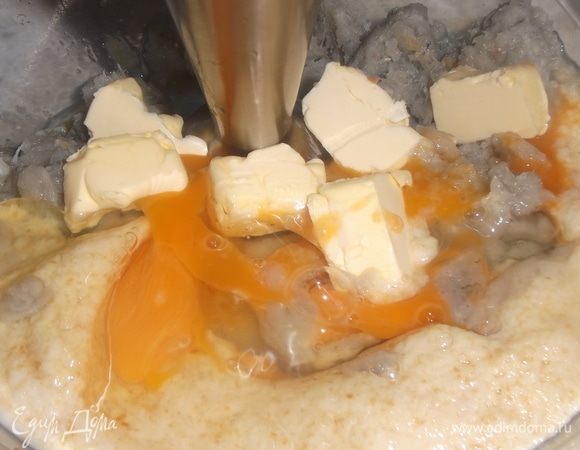 Хлеб, лук и рыбу пропустить через мясорубку. Добавить молоко, соль, перец. Перемешать. Вбить яйца, добавить сливочное масло. Взбить массу блендером.
