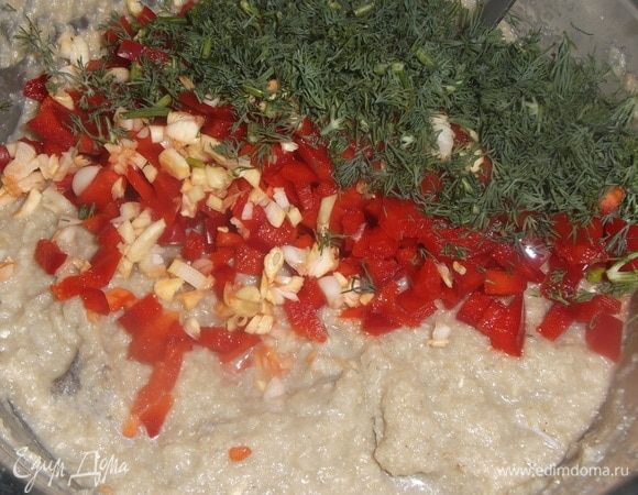 Нарезать перец, чеснок и укроп. Смешать с рыбной массой.