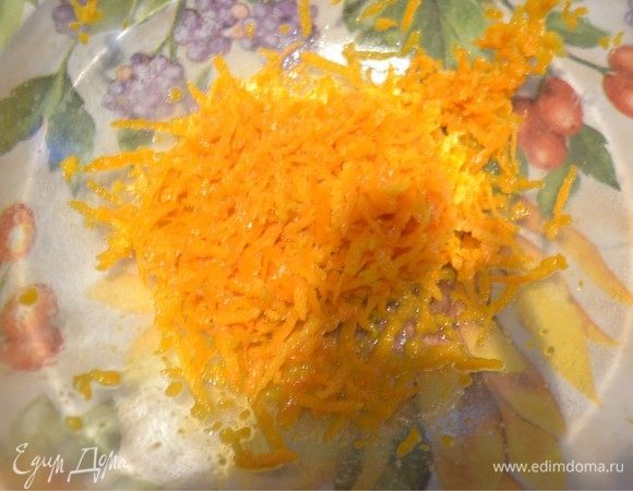 Натереть цедру с апельсинов. Я натираю для этого рецепта именно на крупной терке. Очень нравится, когда попадаются кусочки апельсина.