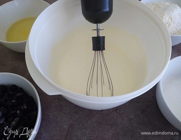 Сметану взбить с яйцами.