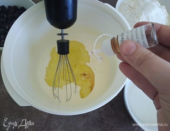 Влить оливковое масло и ванильный экстракт. Все перемешать.