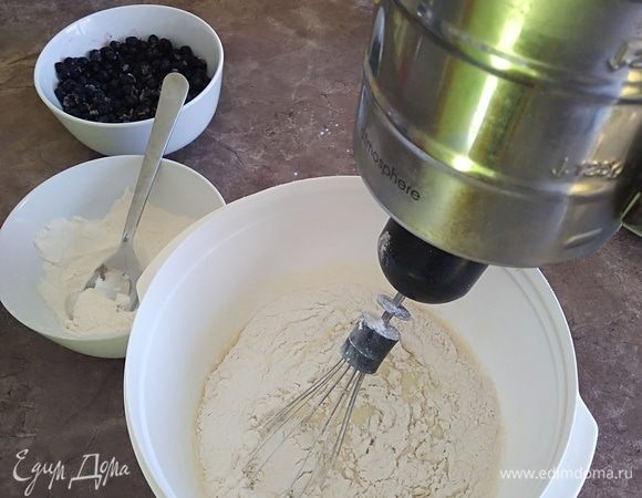 Муку с разрыхлителем просеять в миску порциями, тщательно перемешивая. Немного муки оставить для черники.