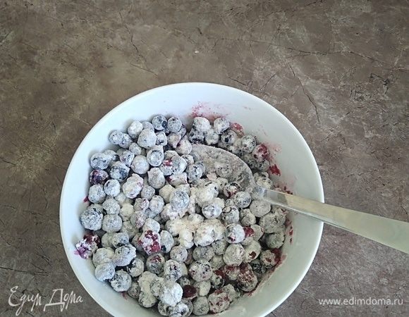 Чернику смешать с мукой.