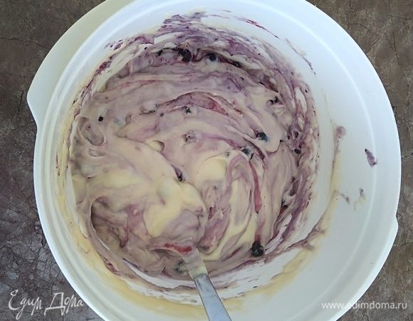 Ввести чернику в миску и аккуратно размешать.