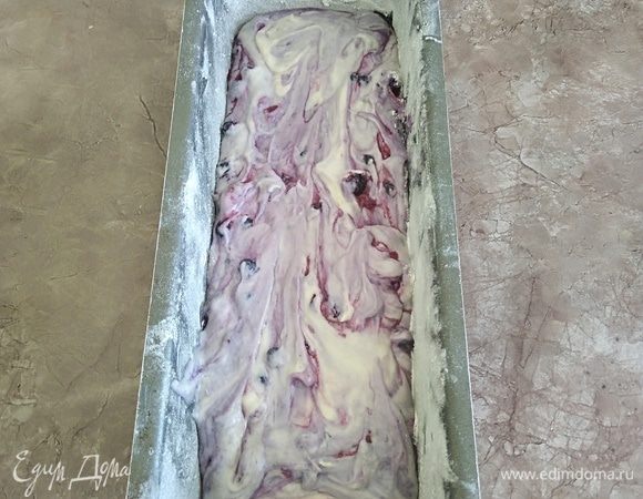 Для того, чтобы пирог не прилип к форме, я сделала «французскую рубашку». Обильно смазать форму сливочным маслом и посыпать мукой, чтобы образовался налет. Влить в готовую форму нашу смесь, равномерно распределив лопаткой. Ставим в духовку на 40–45 мин. Готовность проверяем зубочисткой.