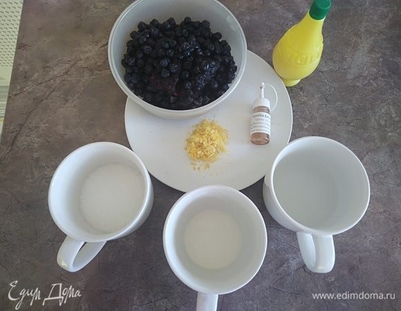 Пока печется наш пирог, готовим соус. Крахмал смешиваем с 2 столовыми ложками воды.