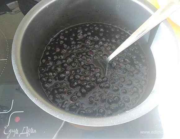 В кастрюле смешать воду, чернику, сахар и лимонный сок. Ставим на медленный огонь. Постоянно помешивая, довести до кипения.