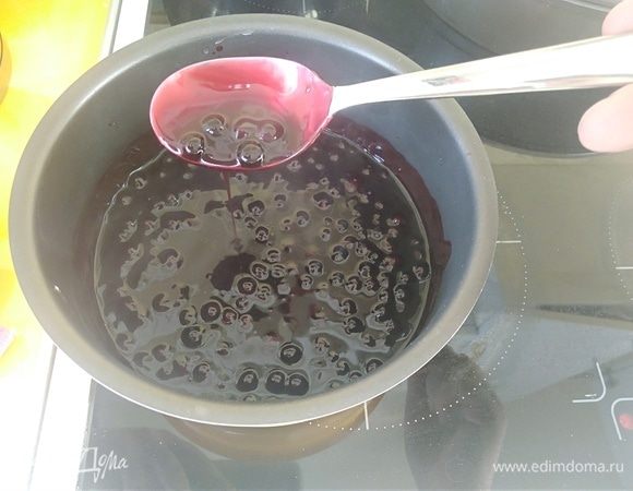 После закипания тонкой струйкой вводим крахмал, перемешанный с водой, постоянно помешивая, пока соус не загустеет. Если вы передержали, и соус стал слишком густым, добавьте немного воды. Снимаем кастрюлю с плиты, вводим цедру и экстракт ванили в соус и перемешиваем. Переливаем готовый соус в чашку и даем остыть.