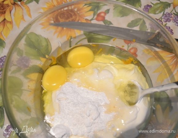 К цедре добавляем 2 яйца (у меня мелкие, если крупное, то можно и одно), сметану, сахарную пудру (у меня уже с ванилью, если у вас просто пудра, то добавьте ваниль отдельно), муку и разрыхлитель. Все хорошо размешать венчиком.