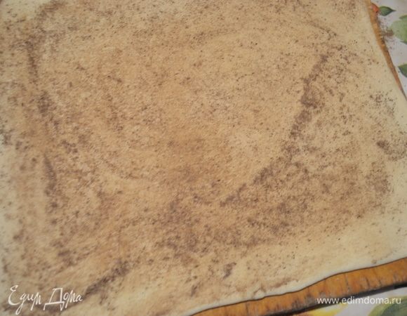 Размораживаем слоеное тесто. Берем пласт и раскатываем в квадрат толщиной где-то 4 мм. Посыпаем щедро корицей и втираем ее в тесто.