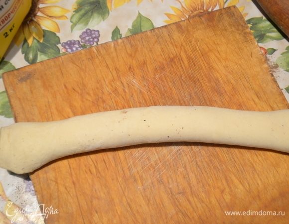 Аккуратно закручиваем тесто в рулет. Стараемся довольно плотно. Край смочим водой и зафиксируем к тесту.