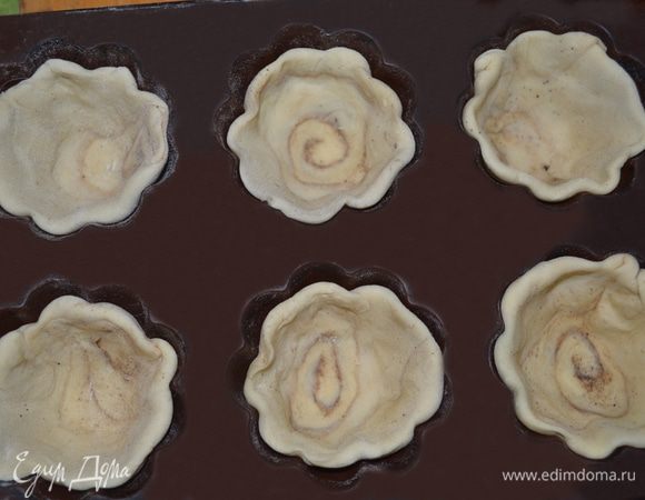 Берем формочку для кексов, смазываем растительным маслом и выкладываем наши рулетики.