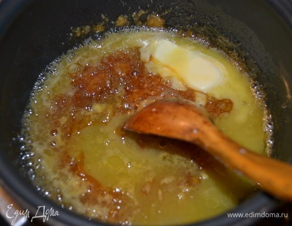 Затем добавляем сливочное масло и апельсиновый сок. Помешивая, варим карамель до густой и равномерной консистенции.