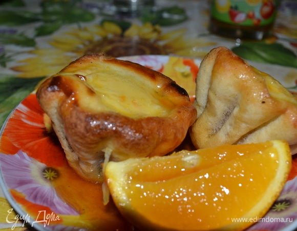 Готовые пирожные поливаем карамелью и даем ей немного впитаться.