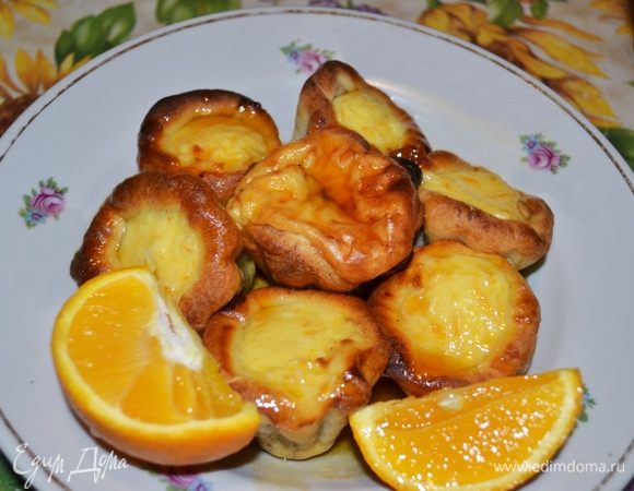 Выкладываем всю эту красоту на блюдо, еще раз поливаем карамелью и зовем всех пить чай. Поверьте, долго звать не придется, аромат потрясающий. Приятного аппетита!