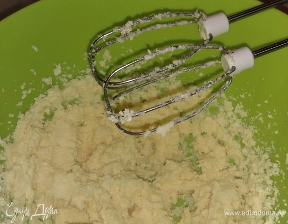 Сливочное масло комнатной температуры взбить с сахаром до кремообразного состояния. Добавить творог и еще раз хорошо взбить