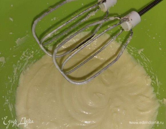 По одному добавлять яйца. После каждого очень хорошо взбивать. Получается очень воздушная маслянистая масса.