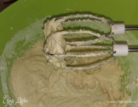 Просеять муку, соду, крахмал и разрыхлитель. Все быстро перемешать. В конце добавить орехи и чернослив.