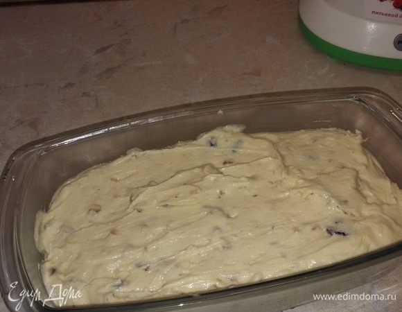 Форму для выпечки смазать маслом. Выложить в нее тесто и разровнять. Выпекать 45–50 минут при 180°C.