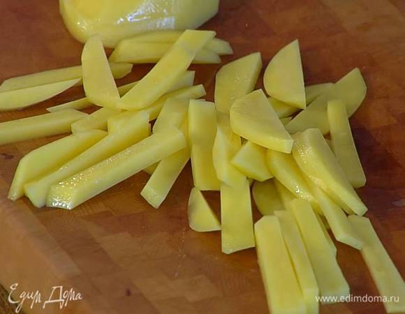 Картофель почистить и замочить в воде на 2 часа, затем нарезать соломкой, промыть под проточной водой и просушить бумажным полотенцем.