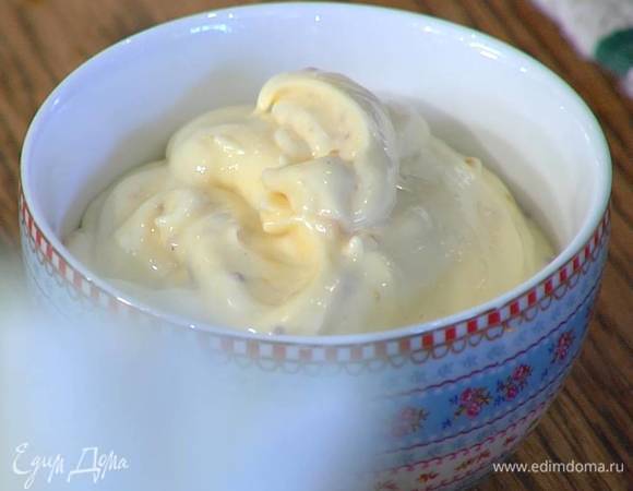 Приготовить майонез: в чаше блендера соединить желток и всю горчицу, посолить, влить 1/2 ч. ложки уксуса, 1/2 ч. ложки лимонного сока и, непрерывно взбивая блендером с насадкой-венчиком, вливать тонкой струйкой оливковое масло. В конце влить оставшийся уксус, лимонный сок, 2 ст. ложки холодной кипяченой воды и взбить еще немного.