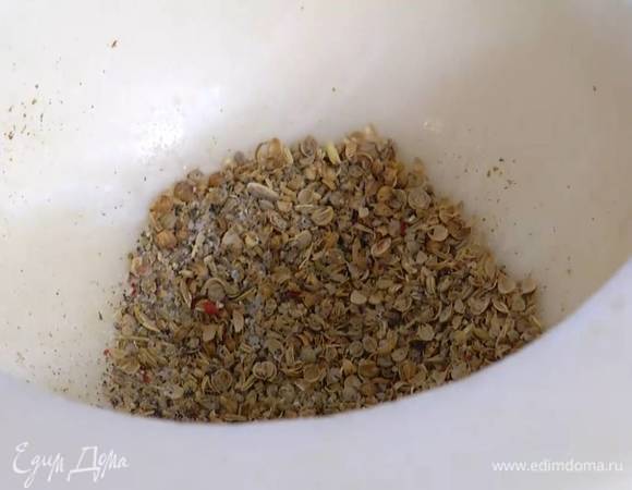 Фенхель и кориандр измельчить в ступке, добавить соль, перец, паприку и все перемешать.