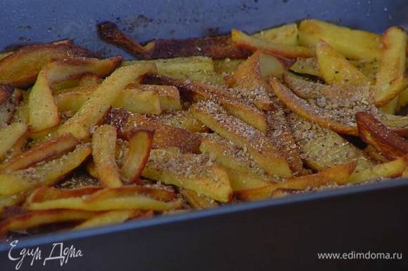 Посыпать картофельные чипсы измельченными специями и розовым перцем.