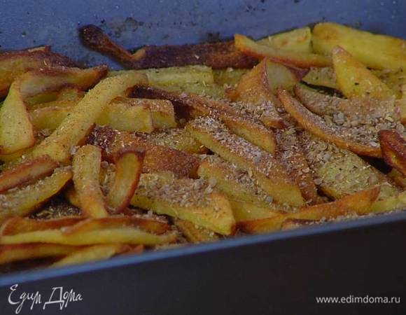 Посыпать картофельные чипсы измельченными специями и розовым перцем.