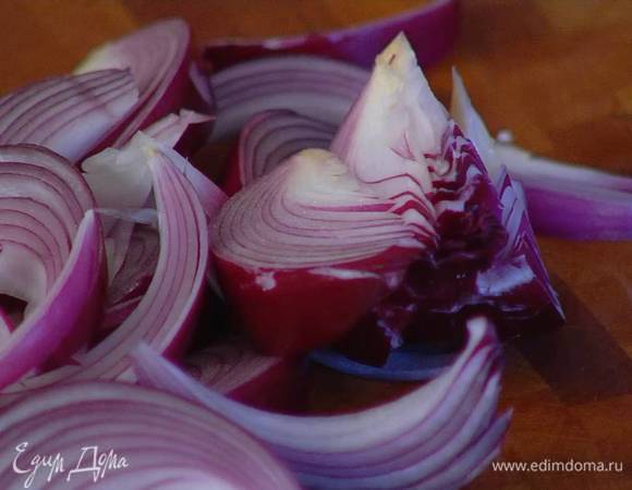 Лук почистить, белую луковицу нарезать толстыми кольцами, красную луковицу — дольками.