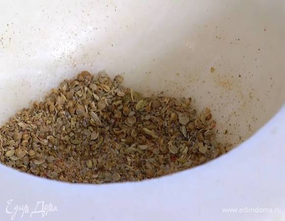 Фенхель и кориандр измельчить в ступке, всыпать соль и розовый перец, все перемешать.