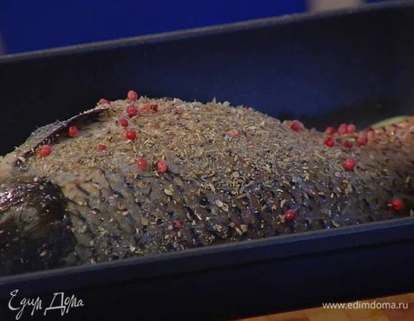 Один лавровый лист и половину тимьяна поместить в брюшко карпа, оставшийся лавровый лист и веточки тимьяна разложить вокруг рыбы, посыпать ее внутри и снаружи специями.