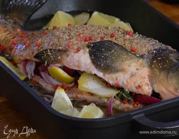 Влить в сотейник с рыбой вино и 300 мл воды, выложить цедру и кусочки лимона, накрыть крышкой и томить до готовности 30‒35 минут.