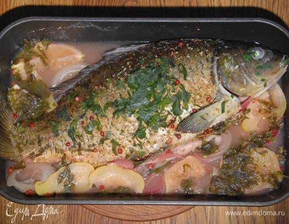 Петрушку и шнитт-лук мелко порубить и посыпать готовую рыбу.