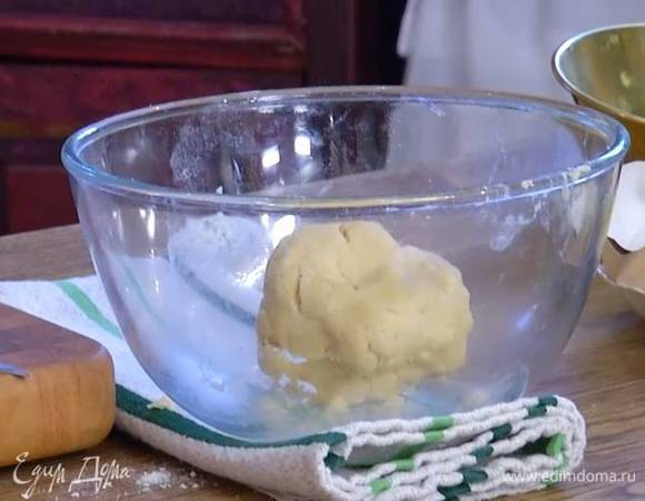 Приготовить тесто: в глубокую посуду всыпать 175 г муки, натереть в нее 65 г предварительно охлажденного сливочного масла и растереть все руками в крошку, добавить 65 г сахара, щепотку соли, яйцо, ванильный экстракт, вымешать сначала лопаткой, затем руками и сформировать из теста шар.