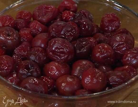 Вишню предварительно разморозить, образовавшуюся жидкость слить.