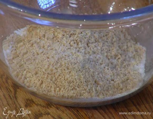 Приготовить начинку: грецкие орехи измельчить в блендере в очень мелкую крошку, добавить 60 г муки, соль и все перемешать.