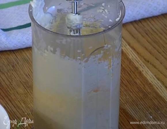 Взбить 200 г предварительно размягченного сливочного масла и 150 г сахара блендером с насадкой-венчиком, затем, продолжая взбивать, добавить по одному яйца, ванильный экстракт и взбить все еще немного.