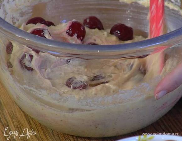 Сливочно-сахарную смесь вылить в измельченные орехи с мукой и все перемешать, затем добавить размороженную вишню (немного оставить) и вымешать крем лопаткой.