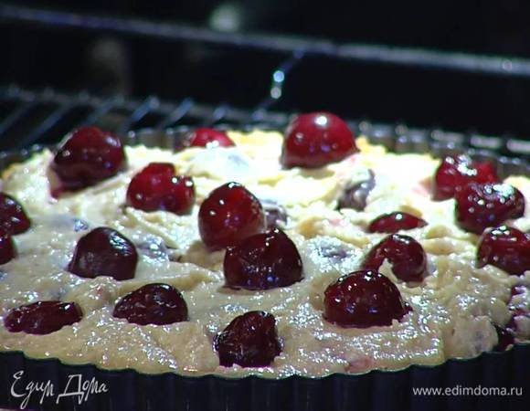 На подпеченный корж равномерно выложить крем, сверху разложить оставшуюся вишню, слегка утапливая ее, и выпекать пирог еще 20‒25 минут, готовность проверить зубочисткой.<br />
<br />
 